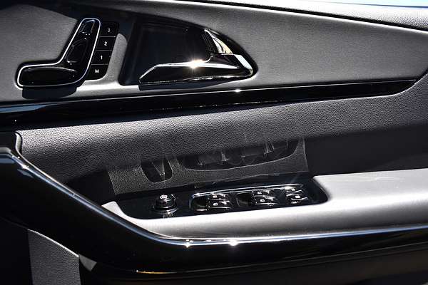 2024 Mahindra XUV700 AX7L Black Edition