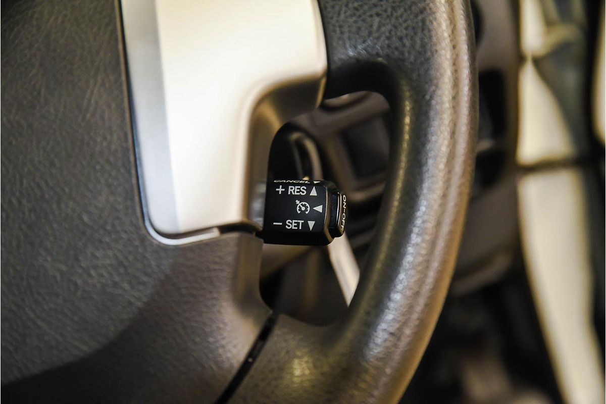 2014 Toyota Hiace Commuter TRH223R