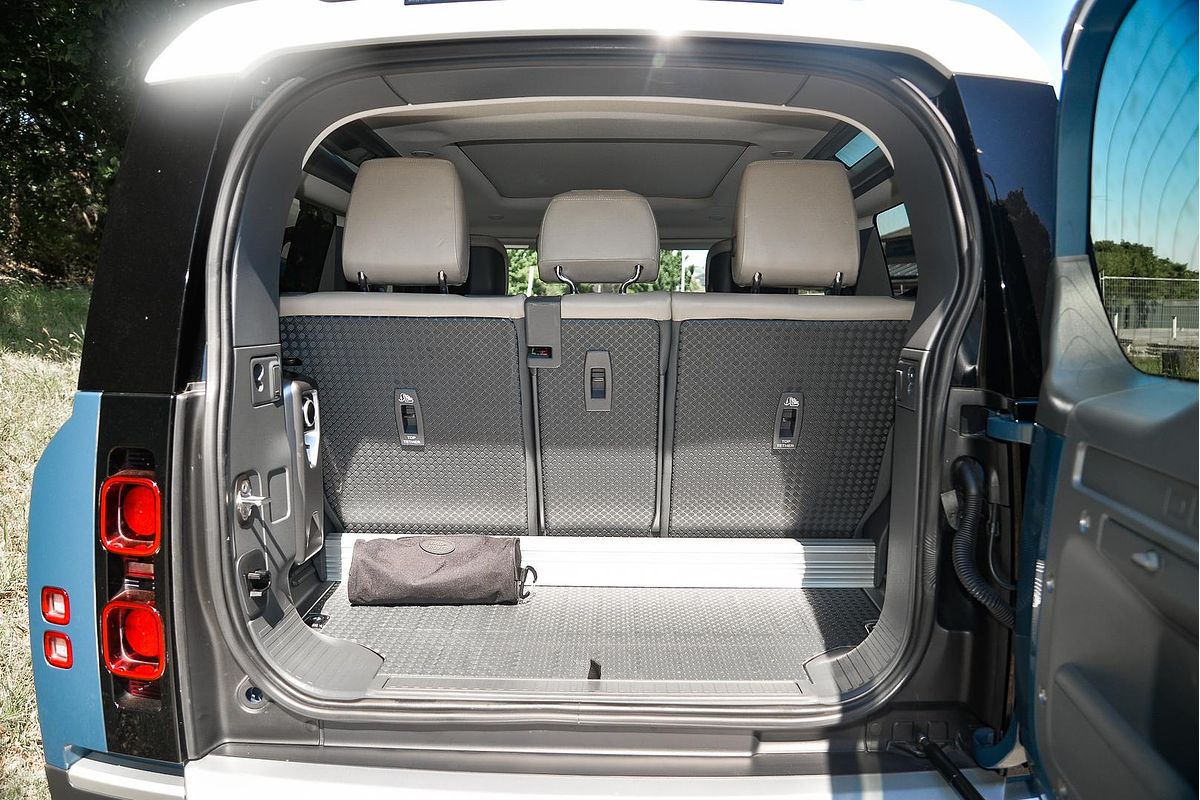 2022 Land Rover Defender 90 P300 L663