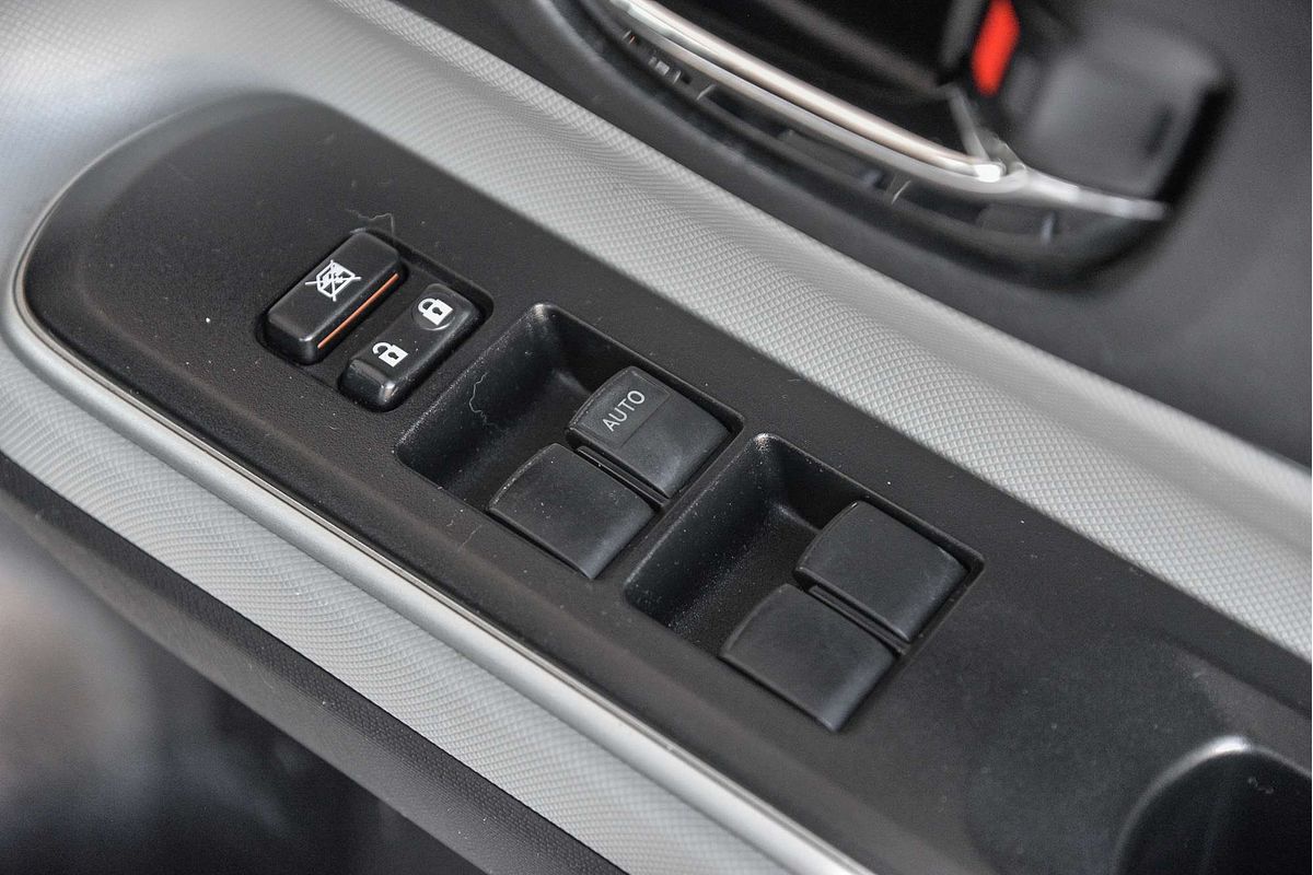 2014 Toyota Prius C i-Tech NHP10R