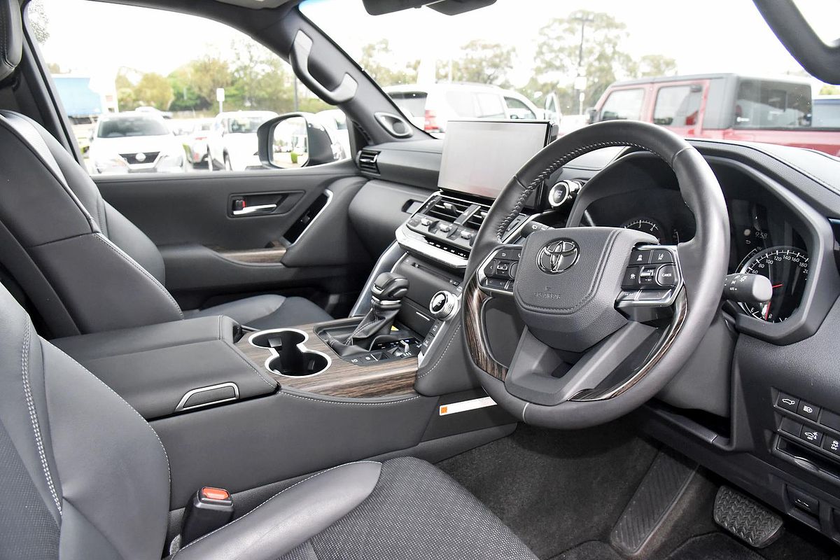 2022 Toyota Landcruiser Sahara FJA300R