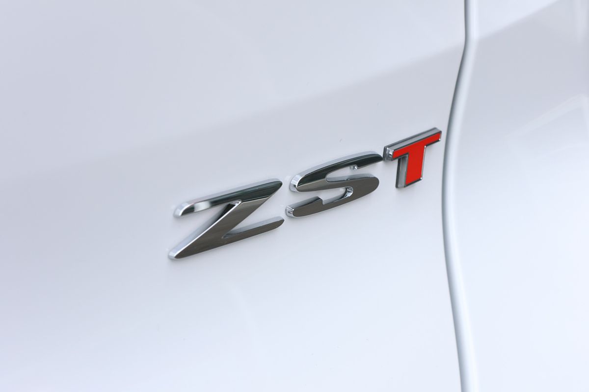 2024 MG ZST Essence