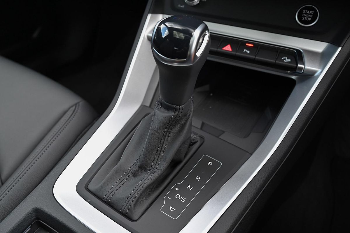 2024 Audi Q3 35 TFSI Dynamic Black F3