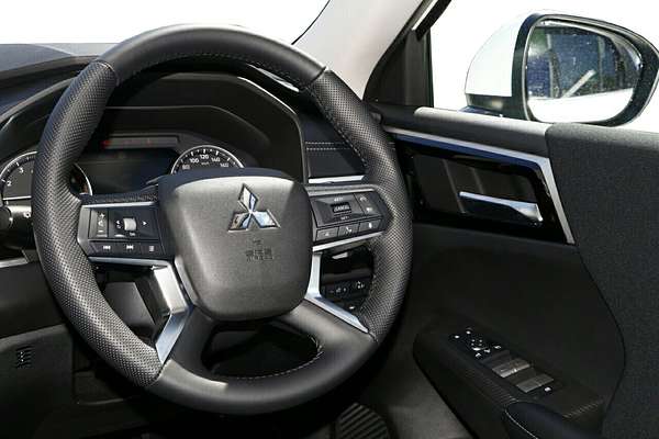 2024 Mitsubishi Outlander LS ZM