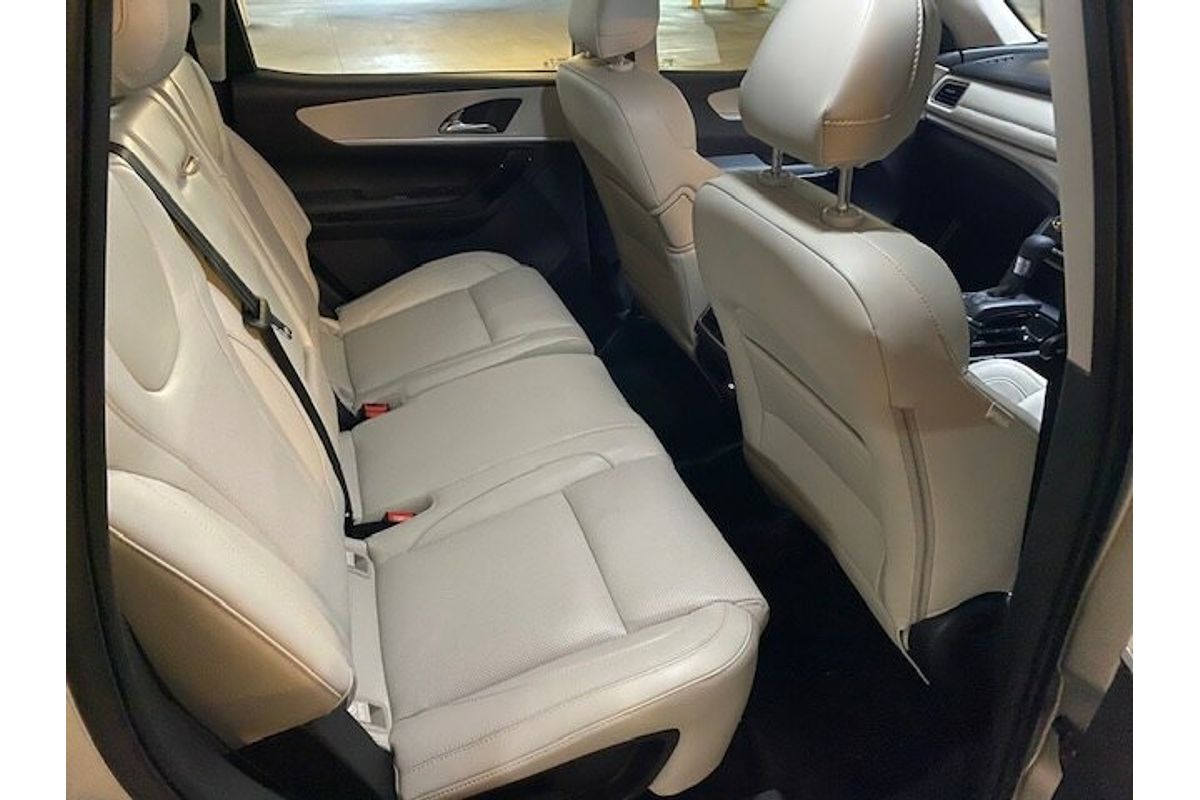 2023 Mahindra XUV700 AX7L