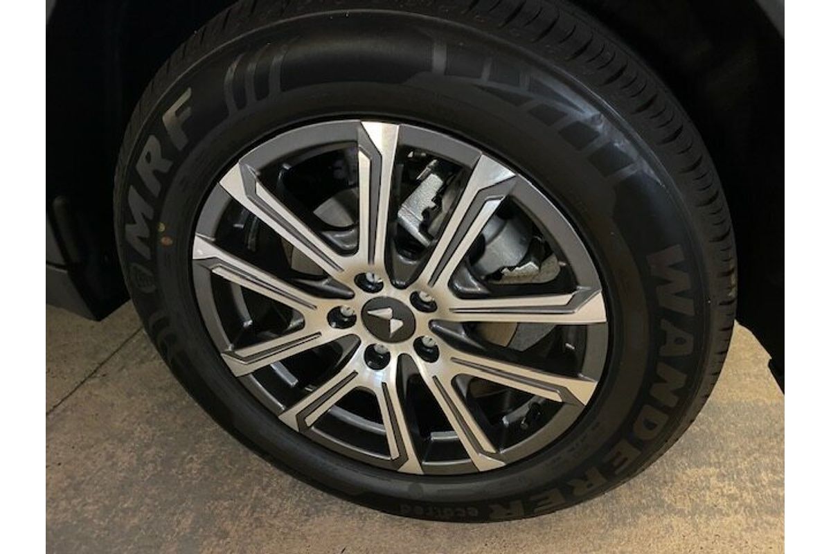 2023 Mahindra XUV700 AX7L