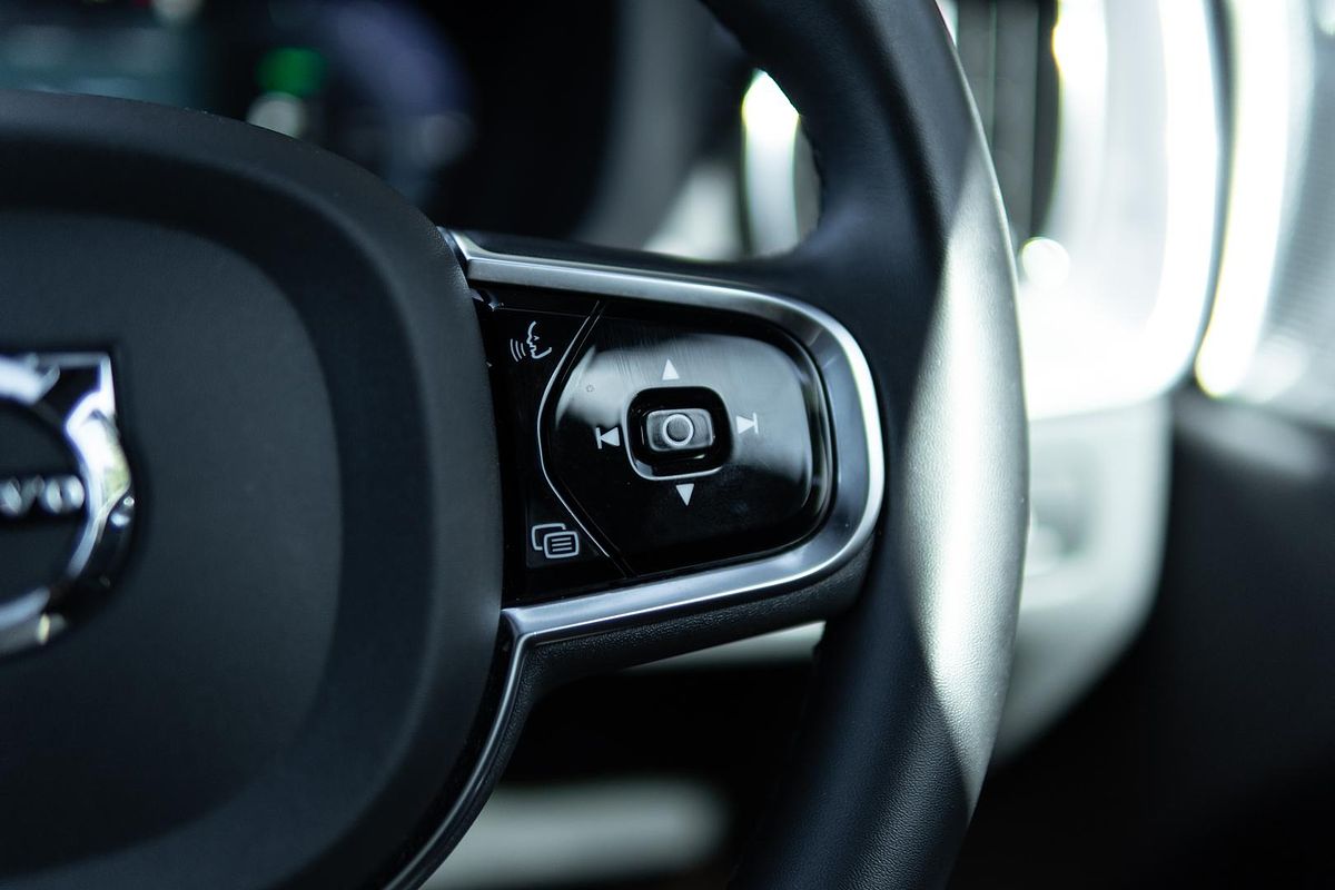2022 Volvo XC60 Recharge Ultimate T8 Plug-In Hybrid