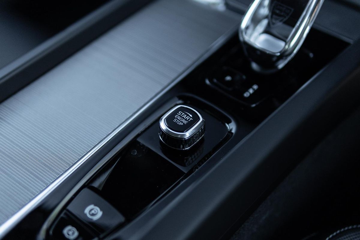 2022 Volvo XC60 Recharge Ultimate T8 Plug-In Hybrid