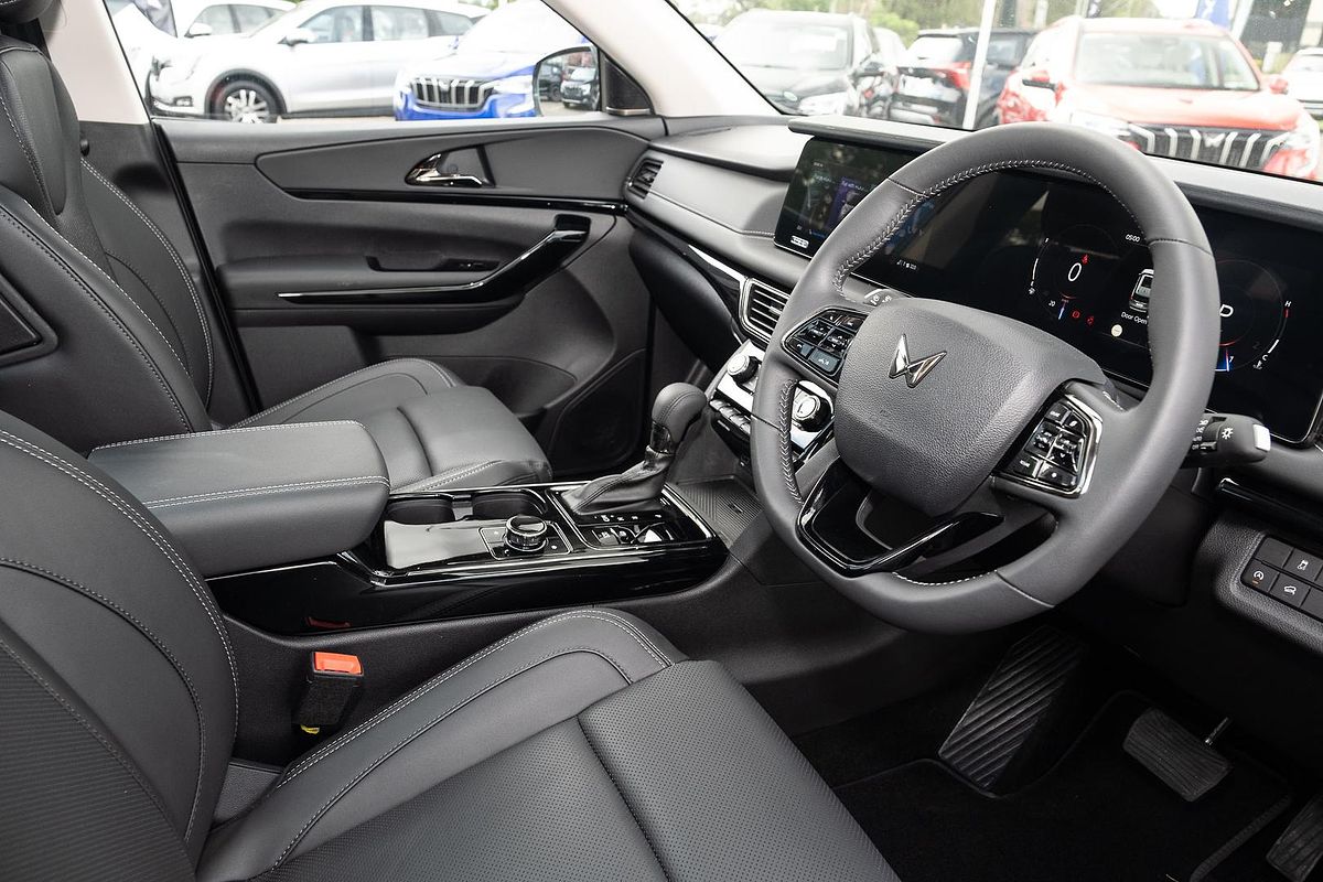 2024 Mahindra XUV700 AX7L Black Edition