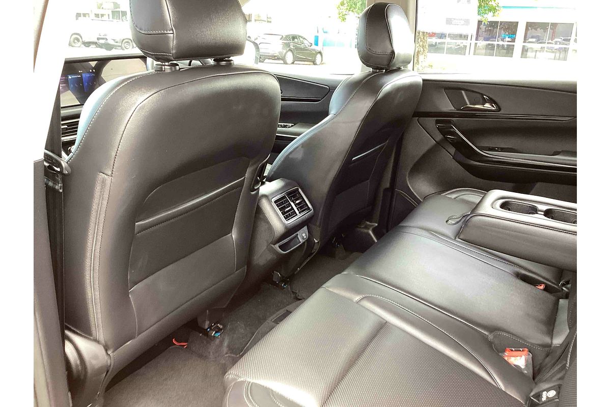 2024 Mahindra XUV700 AX7L
