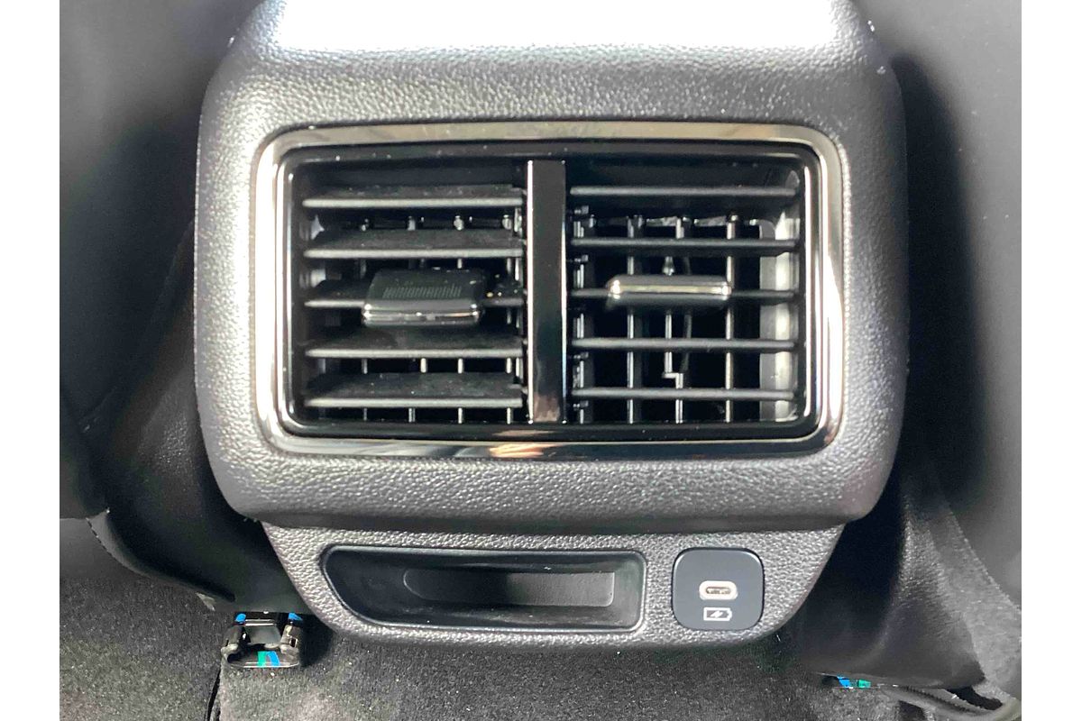 2024 Mahindra XUV700 AX7L
