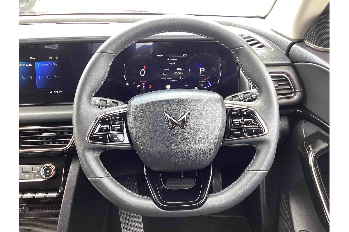 2024 Mahindra XUV700 AX7L