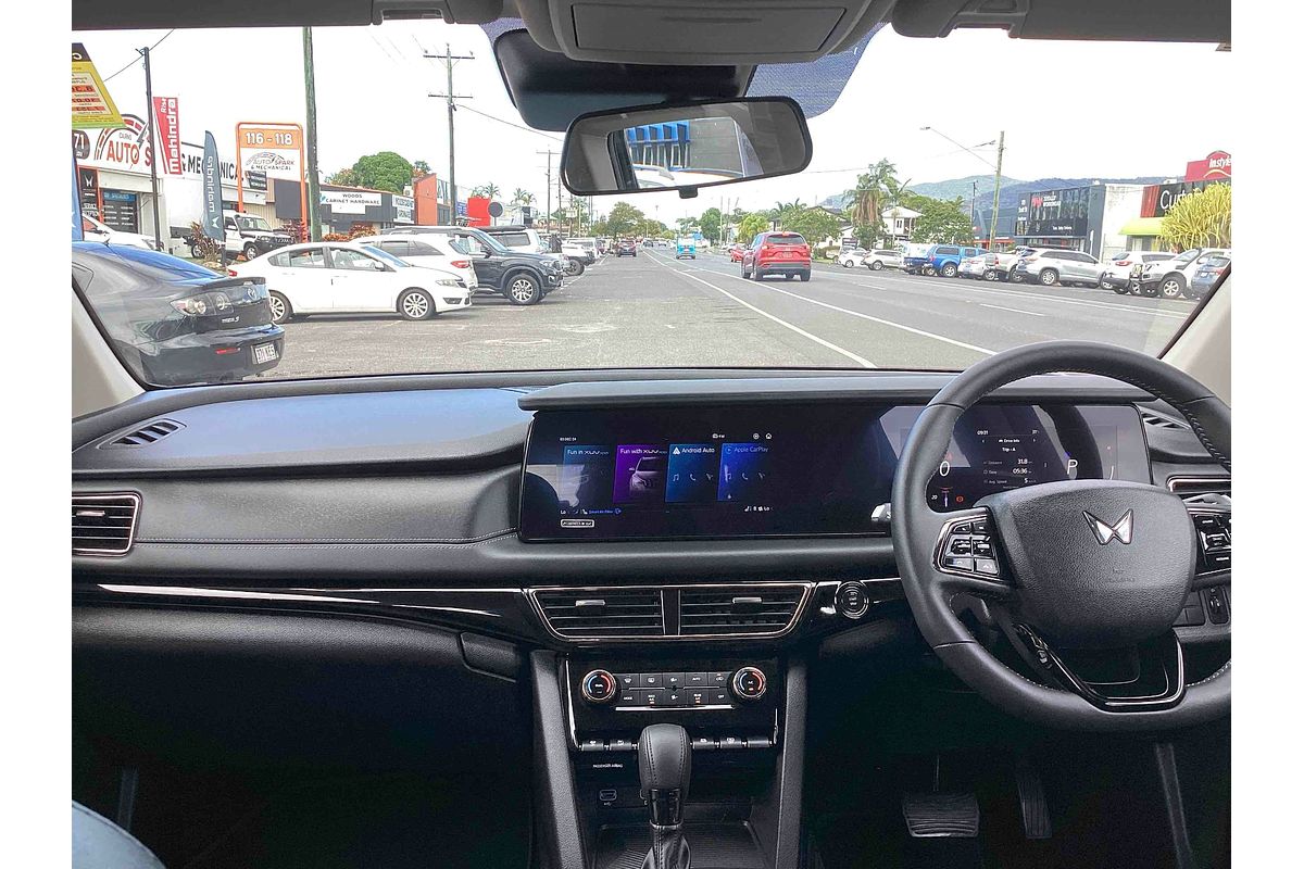 2024 Mahindra XUV700 AX7L