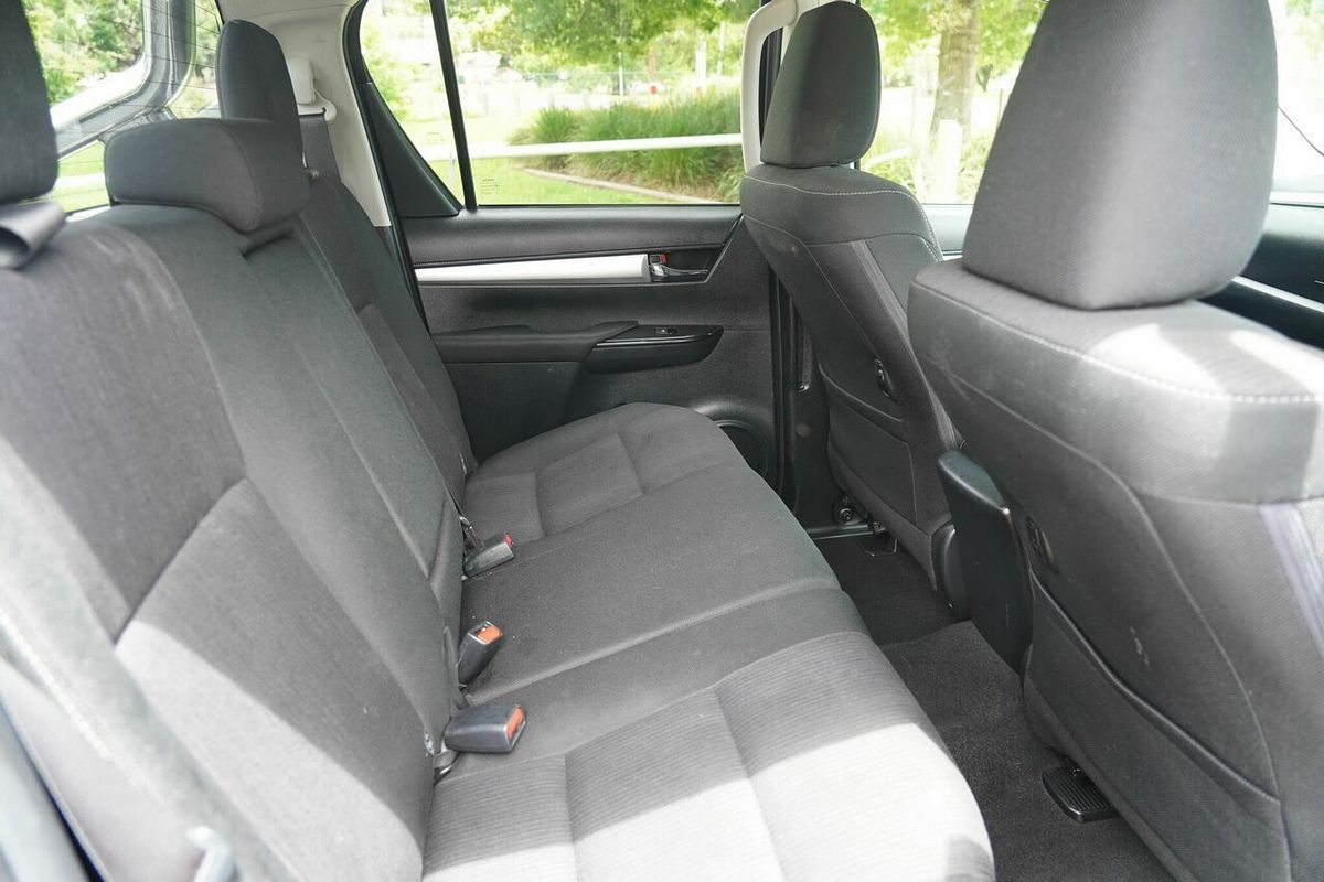 2016 Toyota Hilux SR5 (4x4) GUN126R 4X4