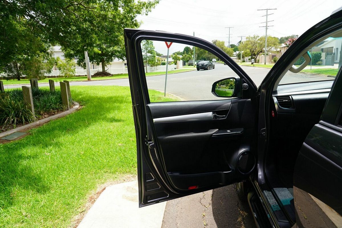 2016 Toyota Hilux SR5 (4x4) GUN126R 4X4