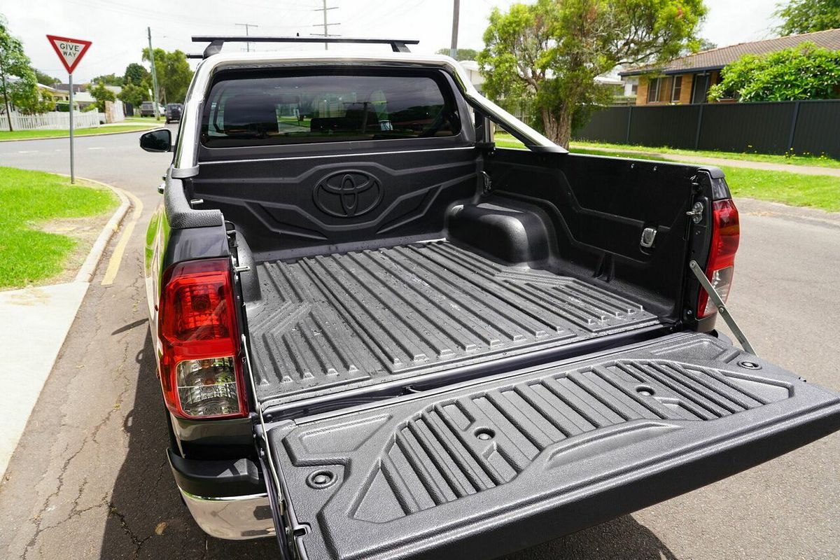 2016 Toyota Hilux SR5 (4x4) GUN126R 4X4