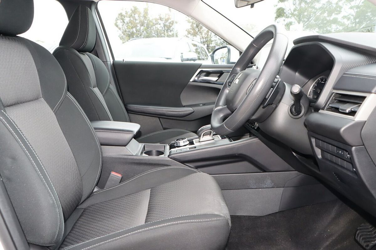 2023 Mitsubishi Outlander ES ZM