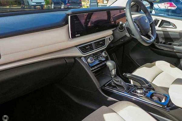 2024 Mahindra XUV700 AX7L