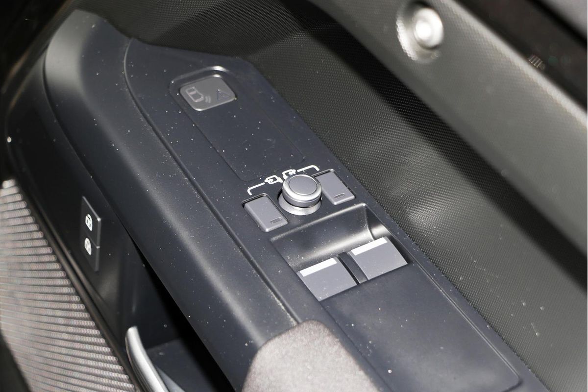 2021 Land Rover Defender 90 P300 L663