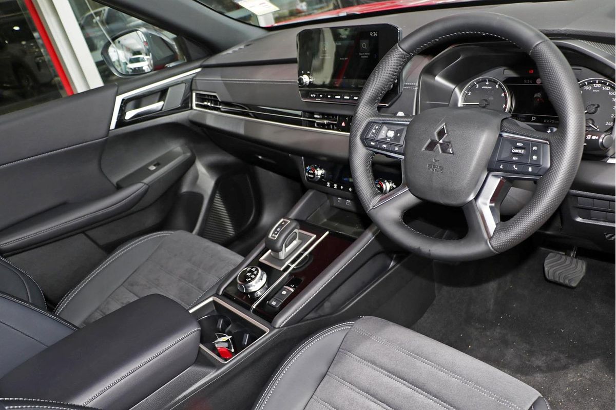 2024 Mitsubishi Outlander Black Edition ZM