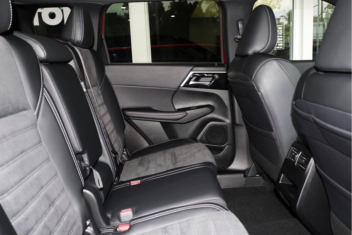 2024 Mitsubishi Outlander Black Edition ZM