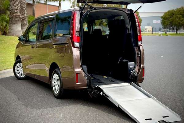 2015 Toyota Noah Welcab ZRR80