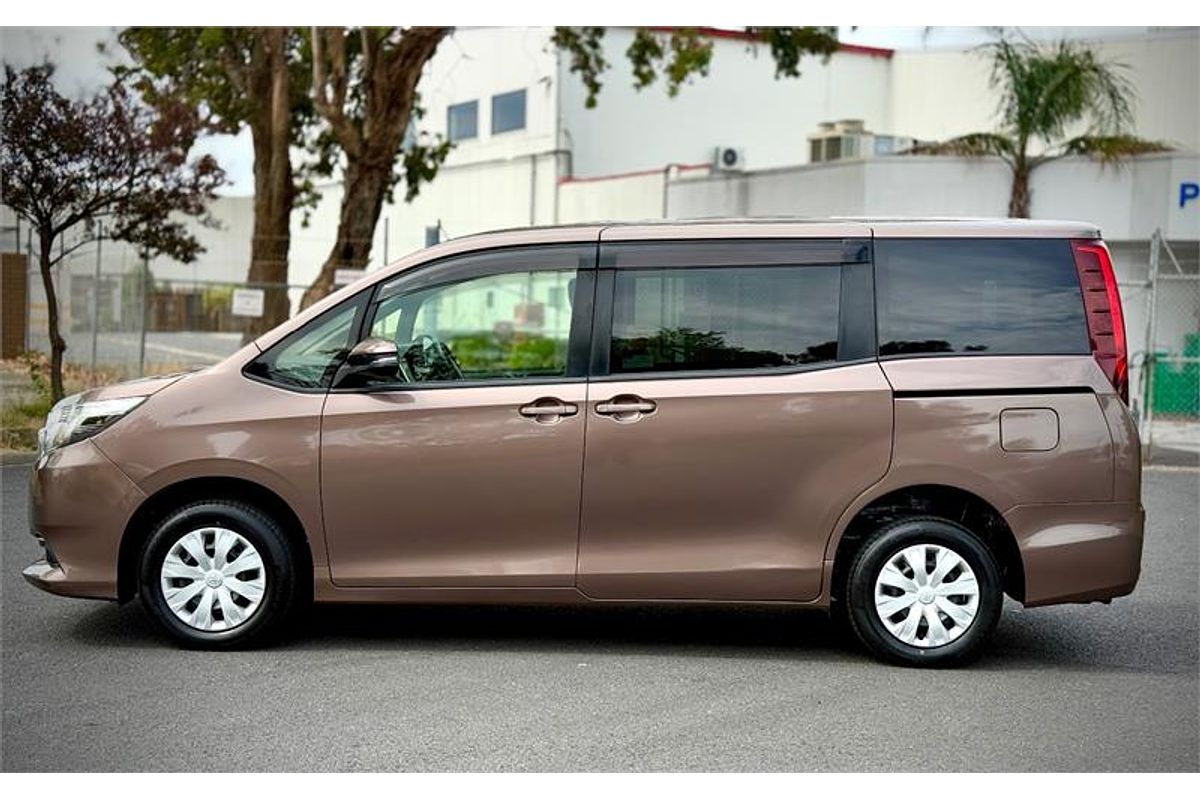 2015 Toyota Noah Welcab ZRR80