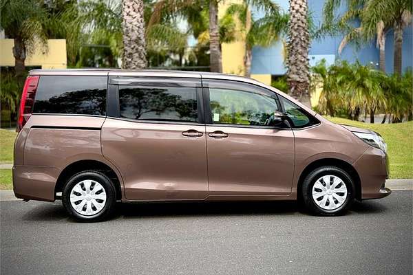 2015 Toyota Noah Welcab ZRR80