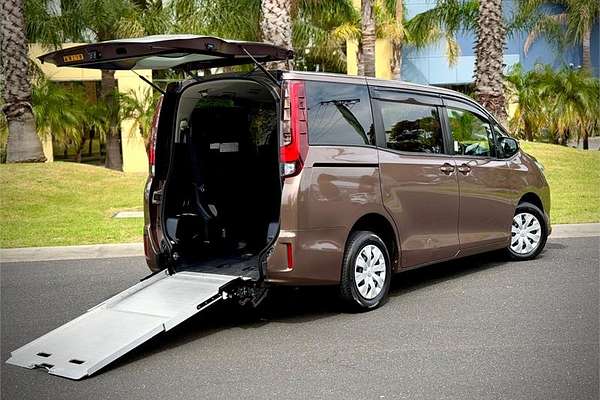 2015 Toyota Noah Welcab ZRR80