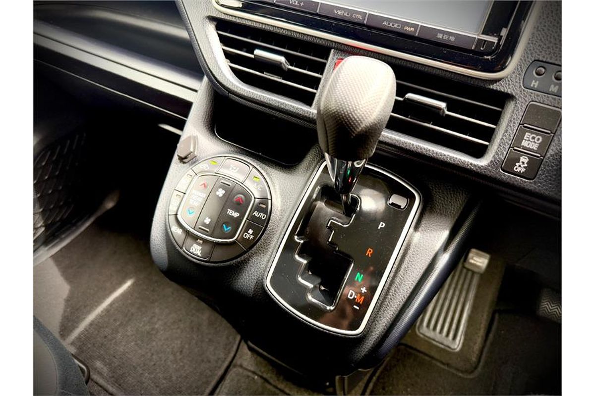 2015 Toyota Noah Welcab ZRR80