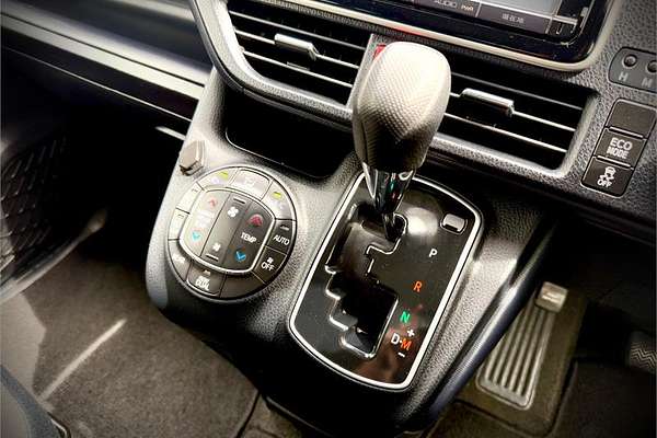 2015 Toyota Noah Welcab ZRR80