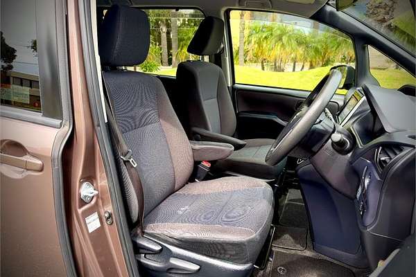 2015 Toyota Noah Welcab ZRR80