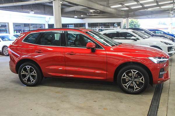 2022 Volvo XC60 B5 Momentum
