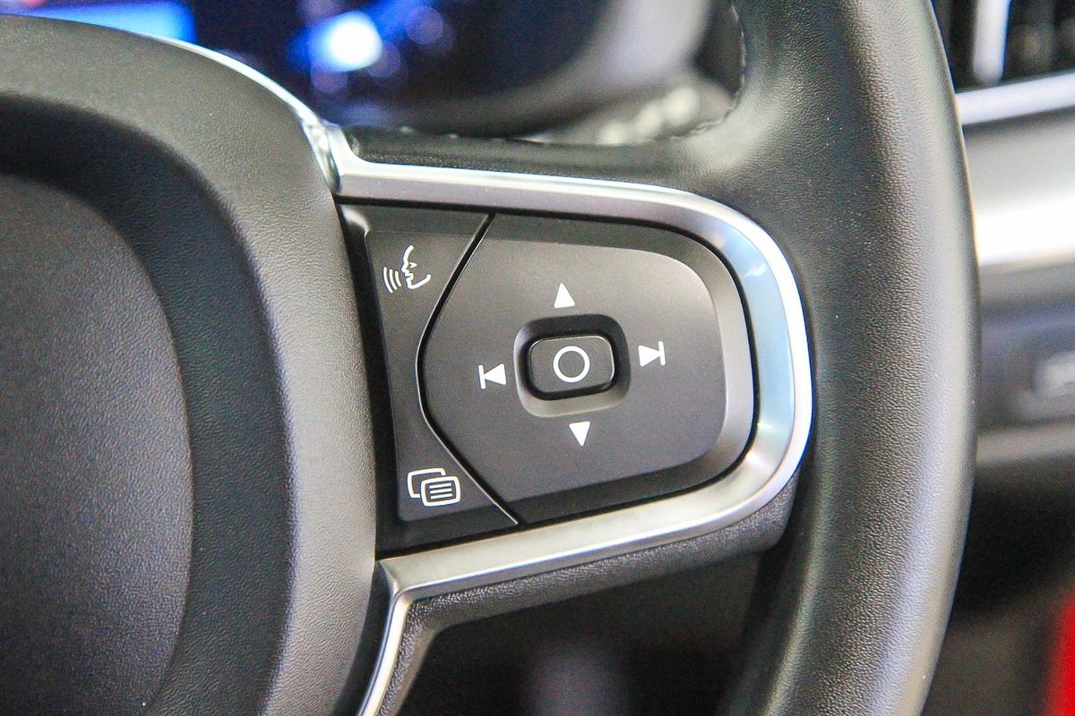 2022 Volvo XC60 B5 Momentum