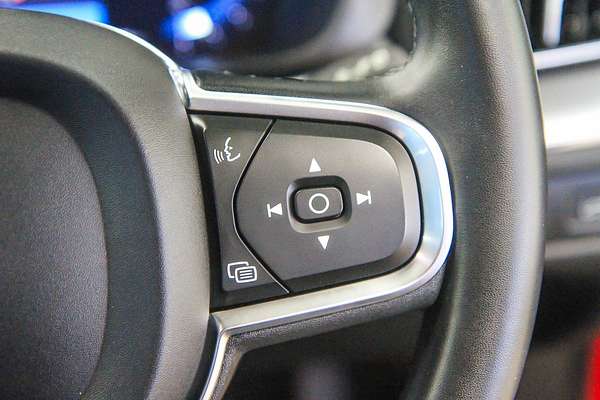 2022 Volvo XC60 B5 Momentum