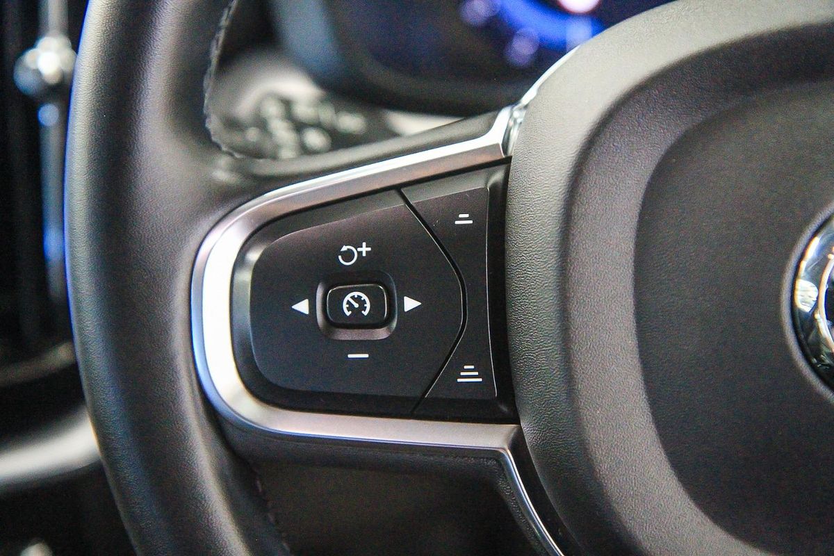 2022 Volvo XC60 B5 Momentum