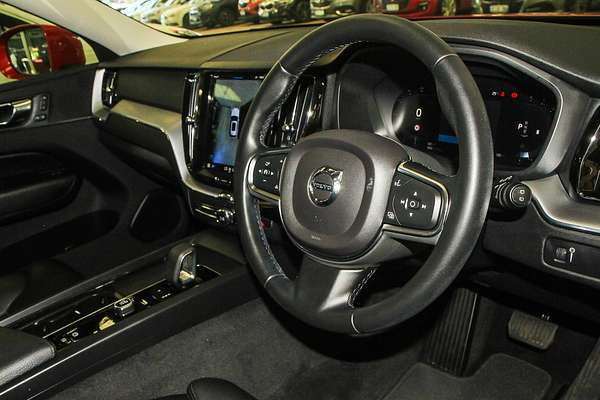 2022 Volvo XC60 B5 Momentum