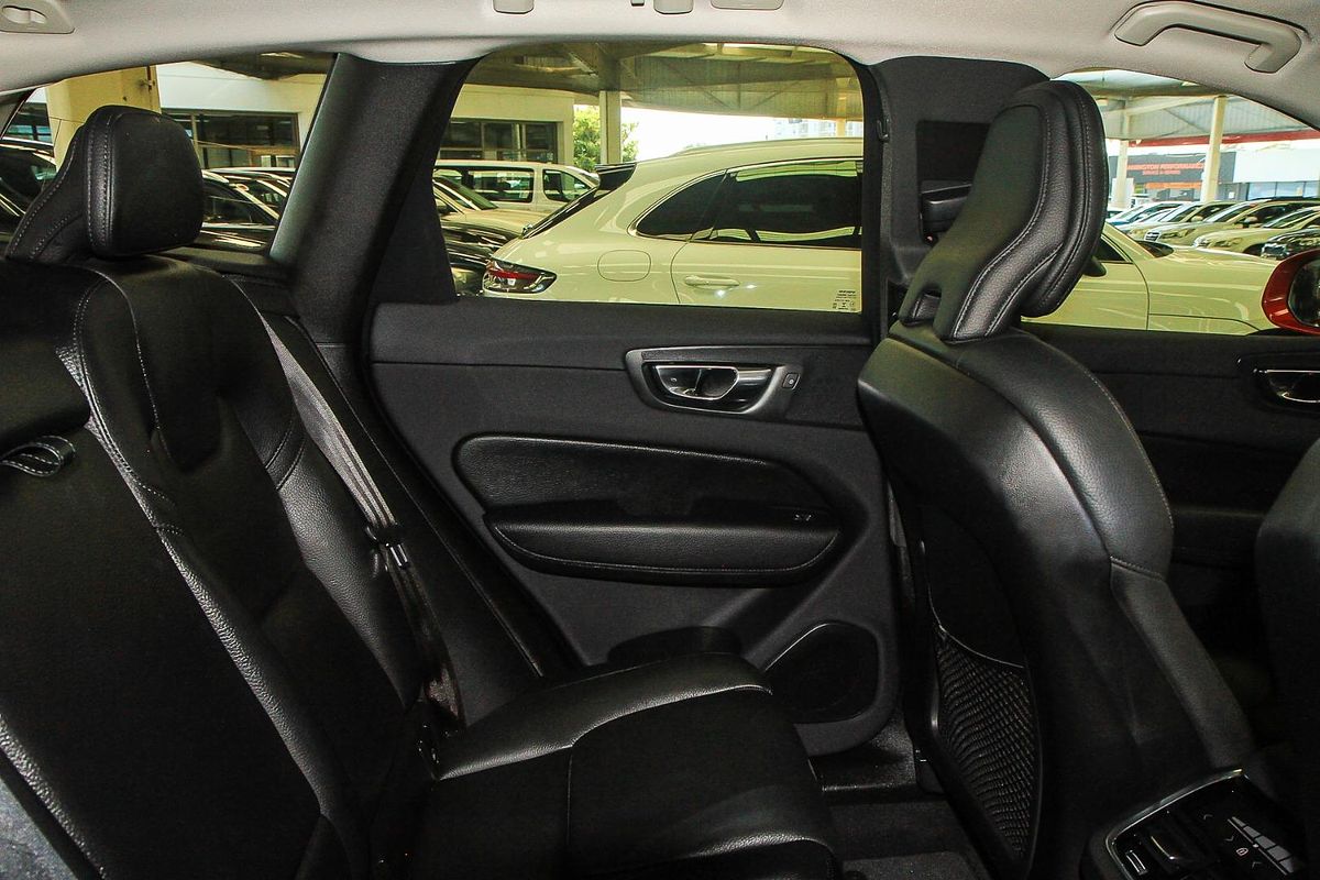 2022 Volvo XC60 B5 Momentum