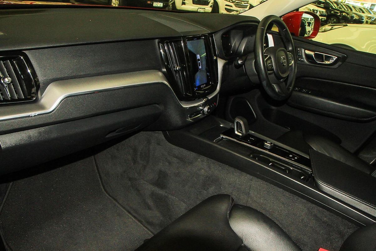2022 Volvo XC60 B5 Momentum
