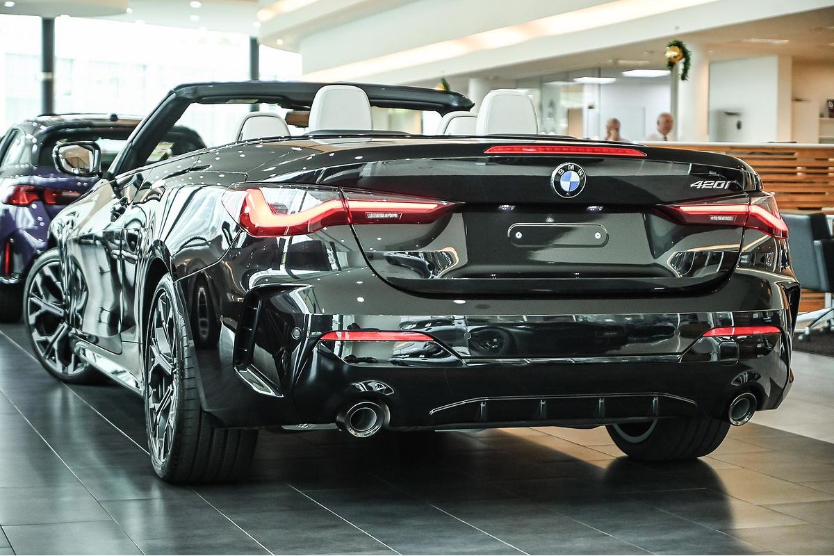 2024 BMW 4 Series 420i M Sport in Black Sapphire metal lic Demo