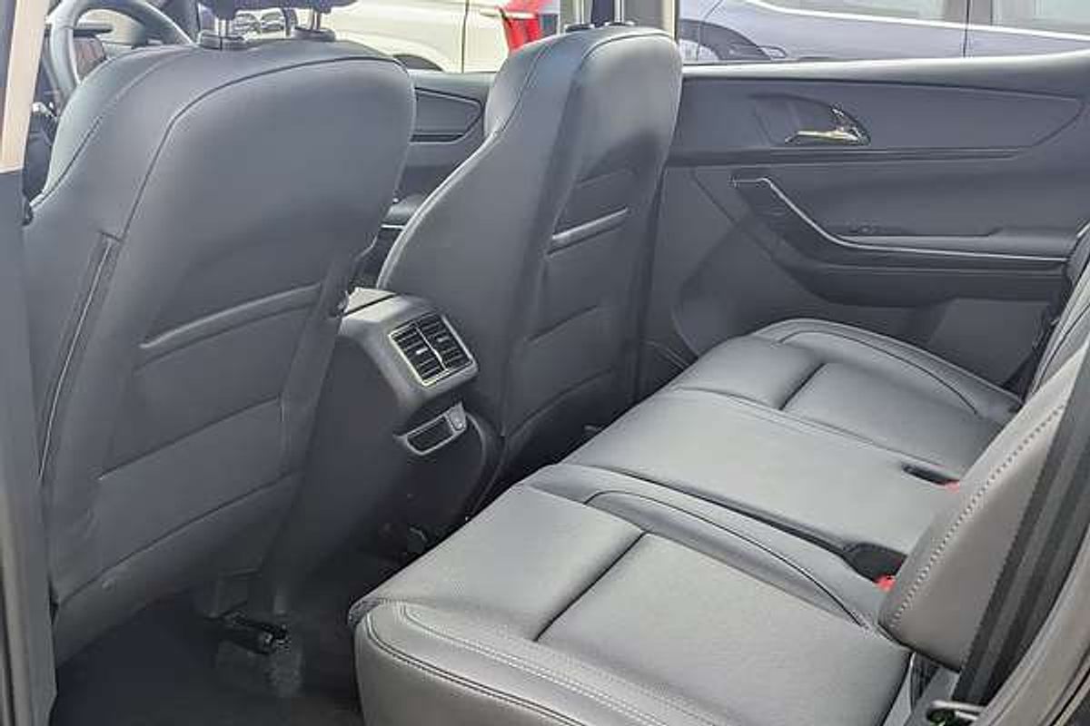 2024 Mahindra XUV700 AX7L Black Edition