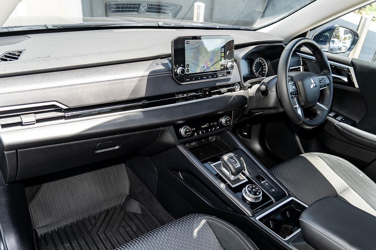 2023 Mitsubishi Outlander LS ZM
