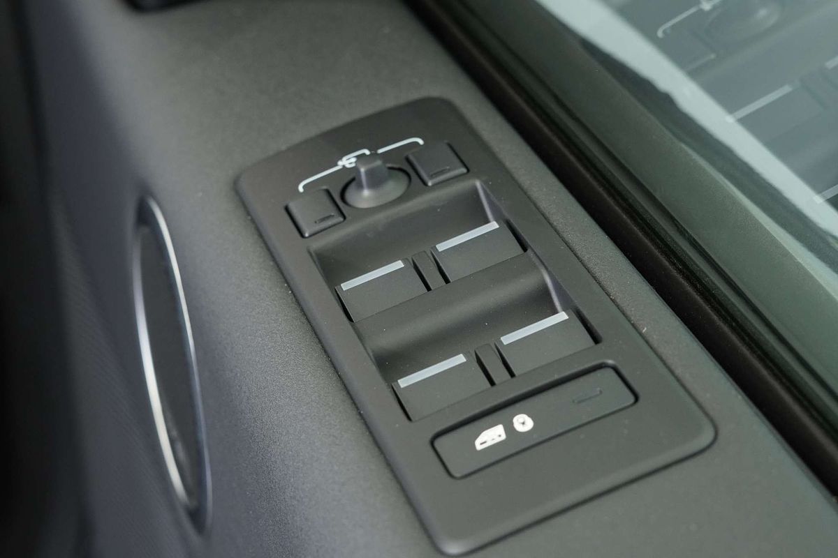 2024 Land Rover Discovery D350 S Series 5