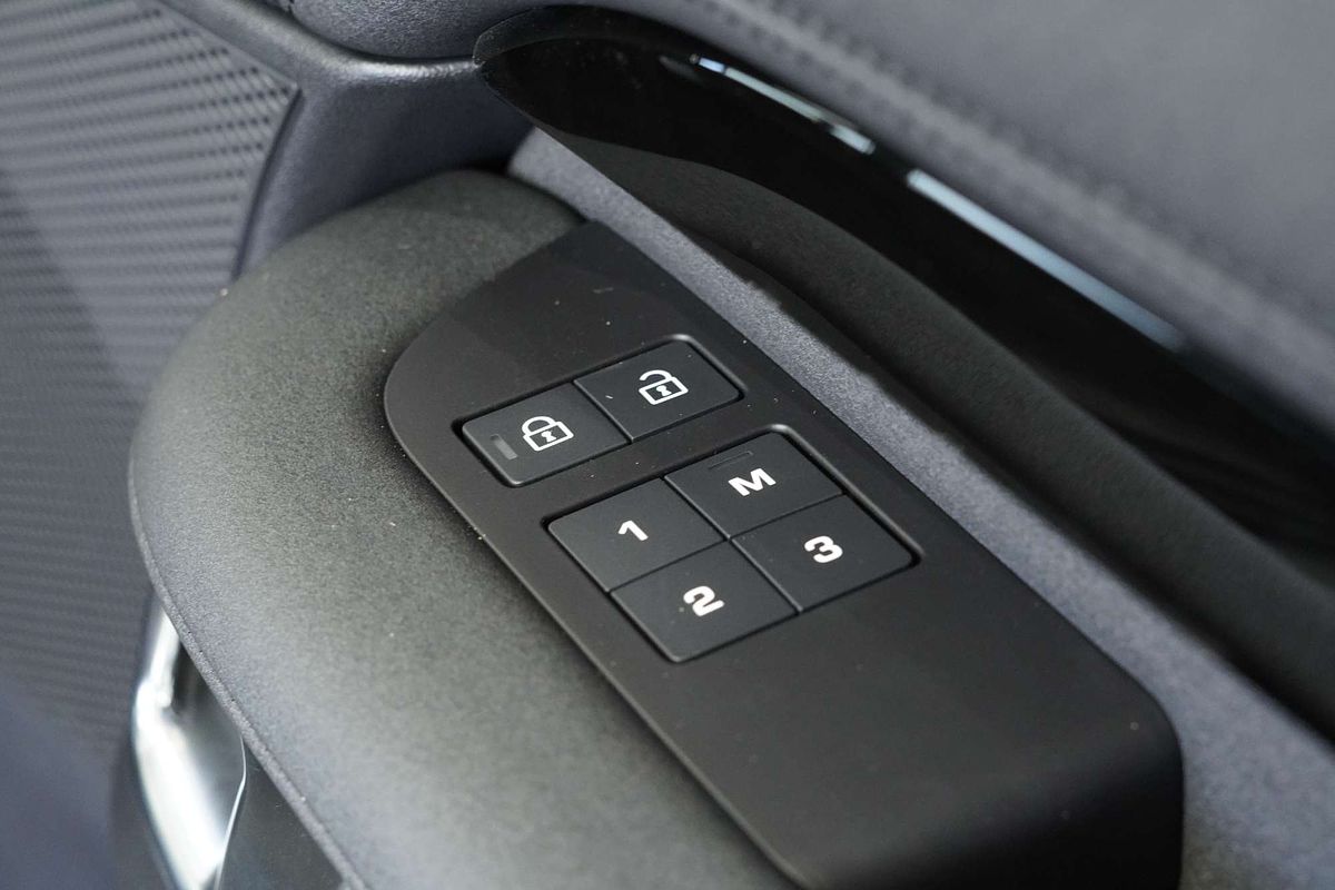 2024 Land Rover Discovery D350 S Series 5
