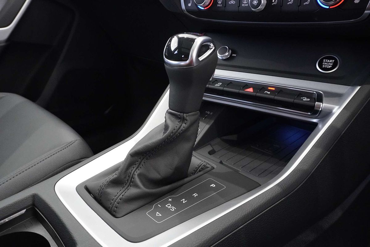2024 Audi Q3 35 TFSI Dynamic Black F3