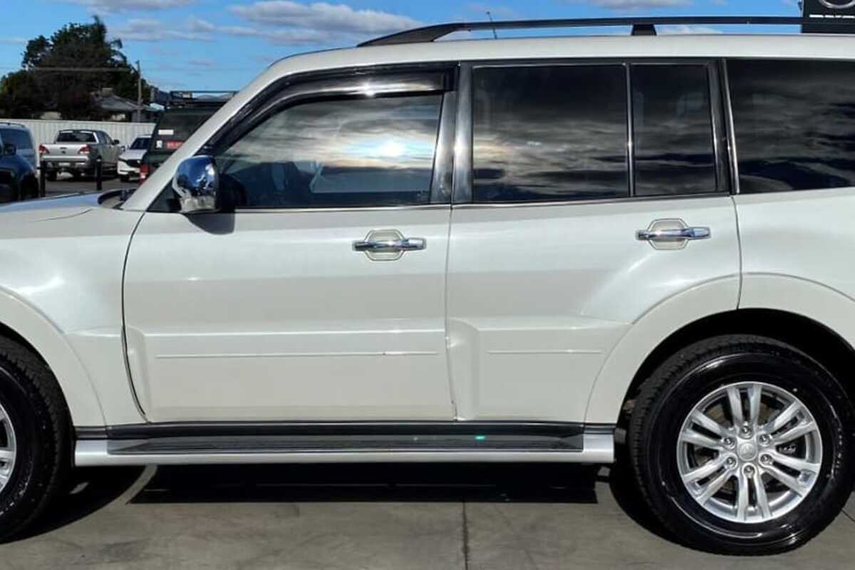 2015 Mitsubishi PAJERO GLS NX