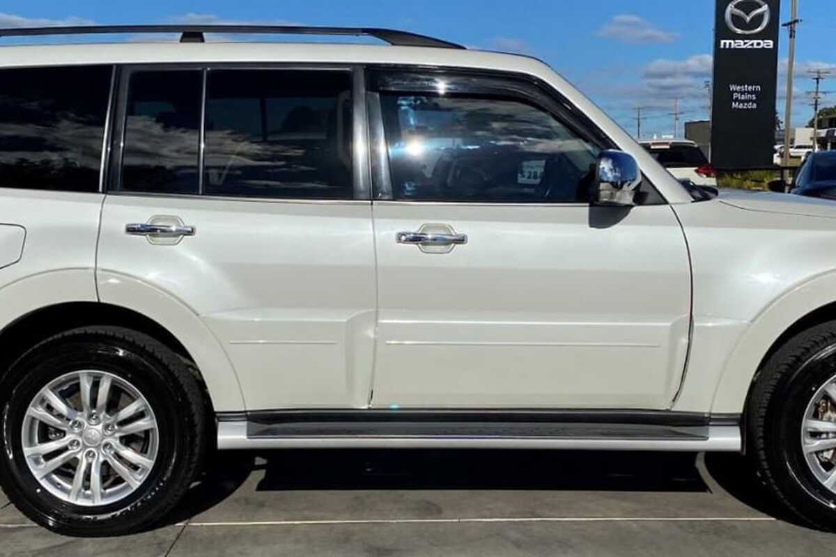 2015 Mitsubishi PAJERO GLS NX