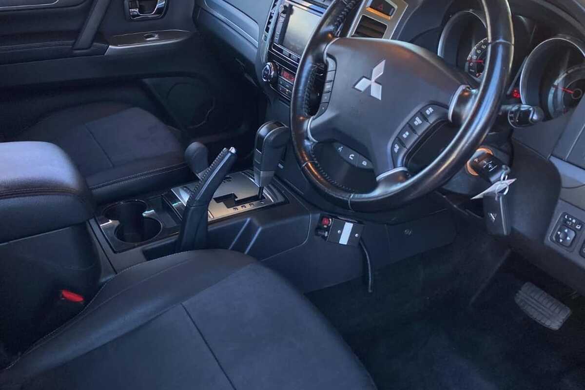 2015 Mitsubishi PAJERO GLS NX