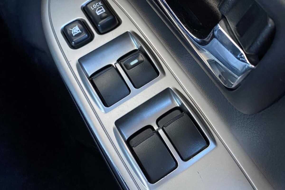 2015 Mitsubishi PAJERO GLS NX