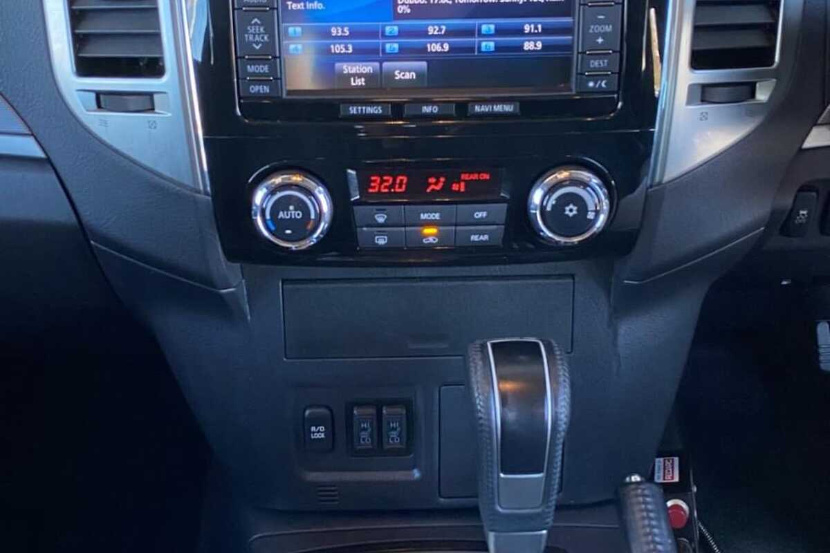 2015 Mitsubishi PAJERO GLS NX